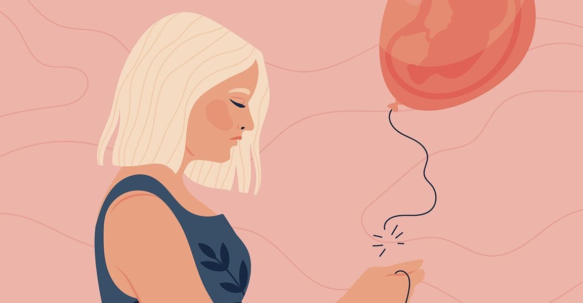 Ilustração estilizada de uma mulher de cabelos loiros e curtos, vestindo um vestido azul com detalhes em folhas. Ela segura um balão vermelho com um fio arrebentado, que começa a flutuar para longe. Dentro do balão, há a silhueta de um feto. O fundo é rosa claro com linhas sutis onduladas, criando um efeito suave e emocional. A expressão da mulher parece triste e reflexiva.